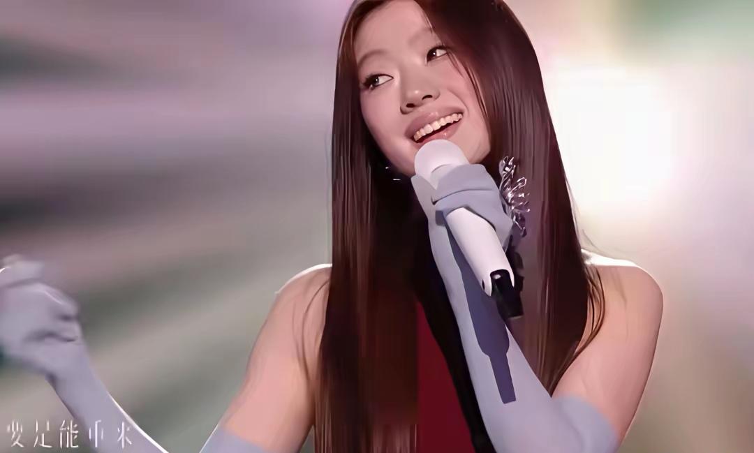 李荣浩怒怼单依纯这事儿，说白了就是一句话：别拿前辈当软柿子捏。
 
当初单依纯改