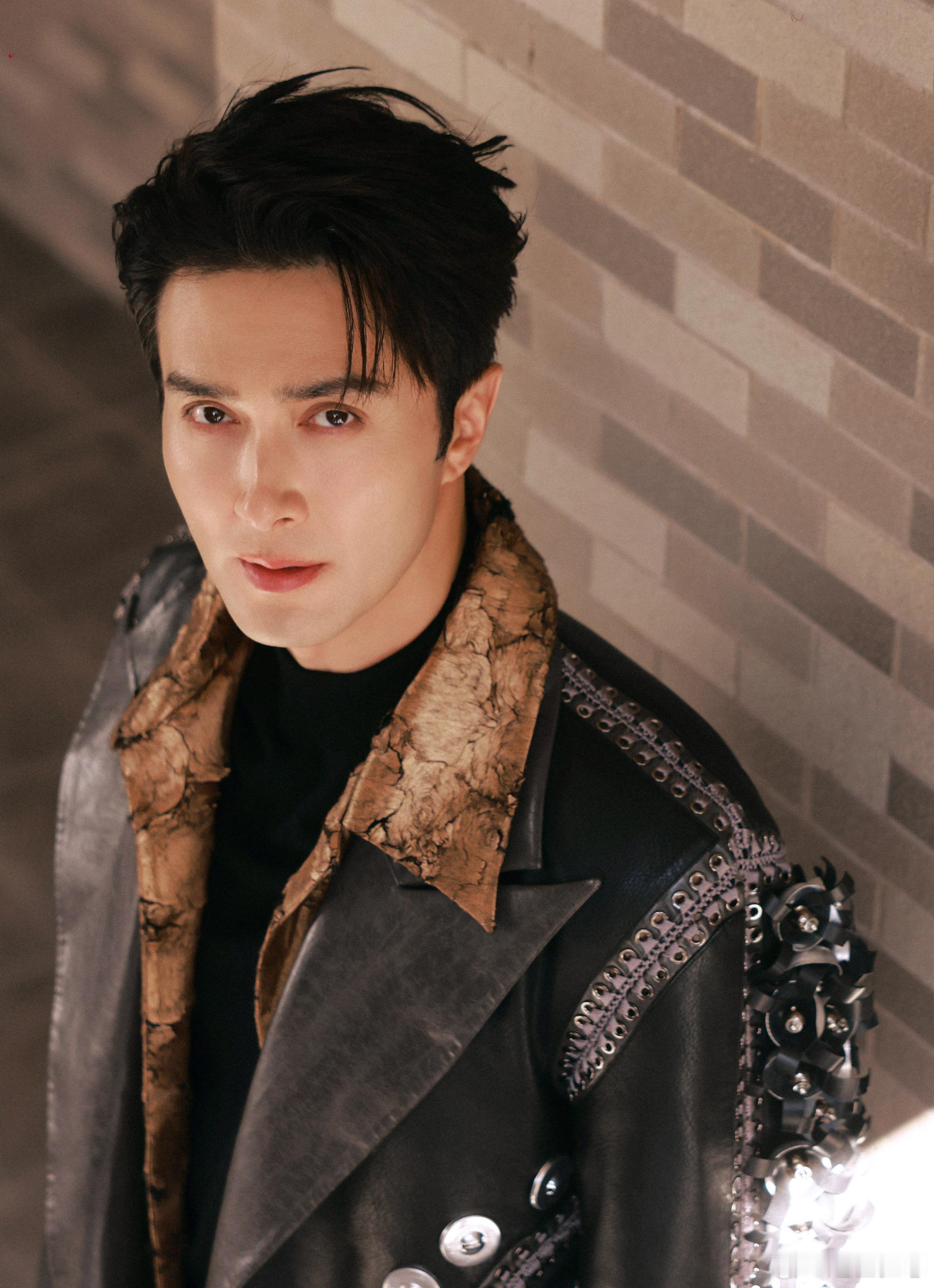 高伟光皮衣上的铆钉有二十多斤重 高伟光这是把整个五金店穿成战袍了吧！二十斤铆钉在