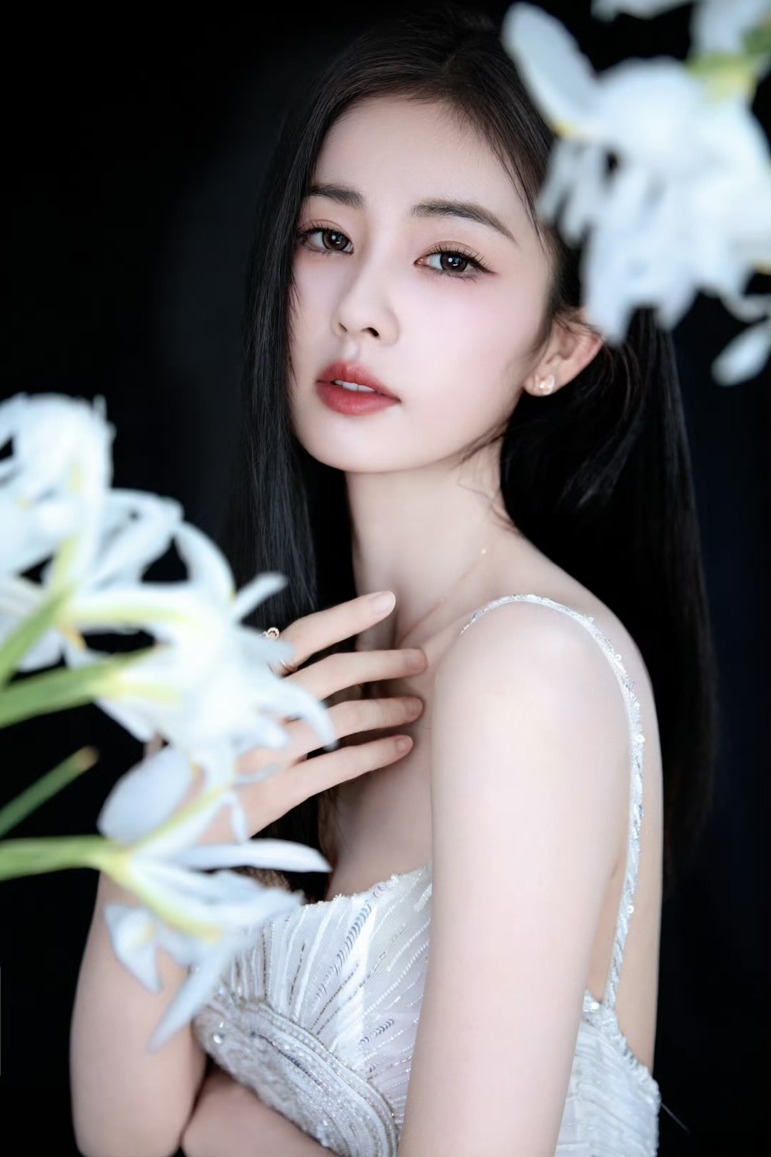 白鹿[超话]白鹿花影白裙白鹿白色吊带爱心裙白鹿能不能多发几张照片 ​​​