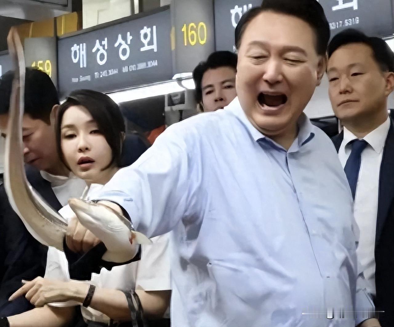 人在风光时做什么都帅气十足，看当年尹锡悦手拿活鱼，好像拿着一把弯刀似的，有点神气