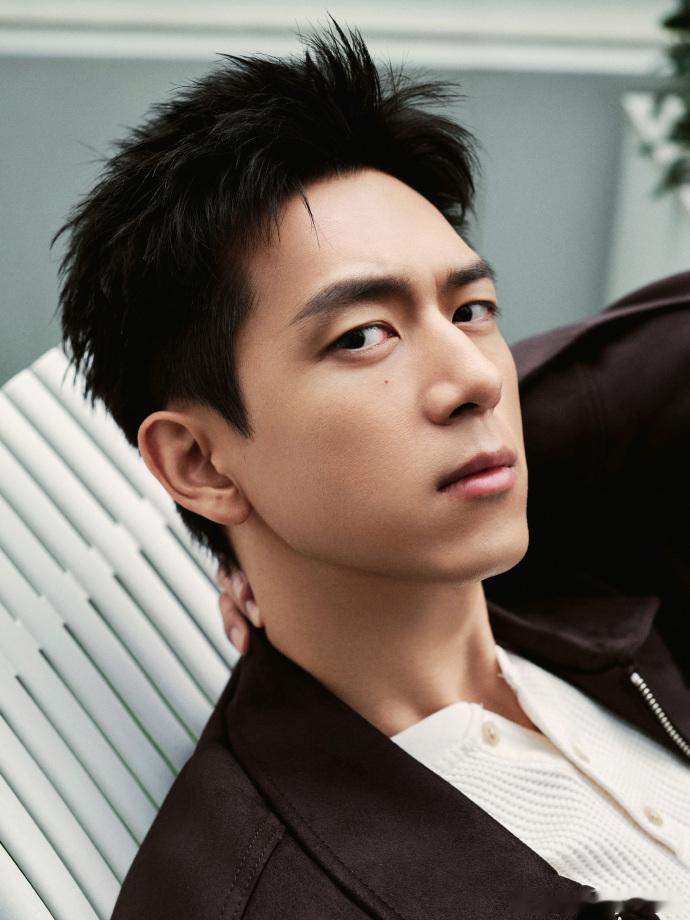 李现不拘型格李现出发出片 李现出发出片，不拘型格满分自由感的态度诠释满分时尚品味