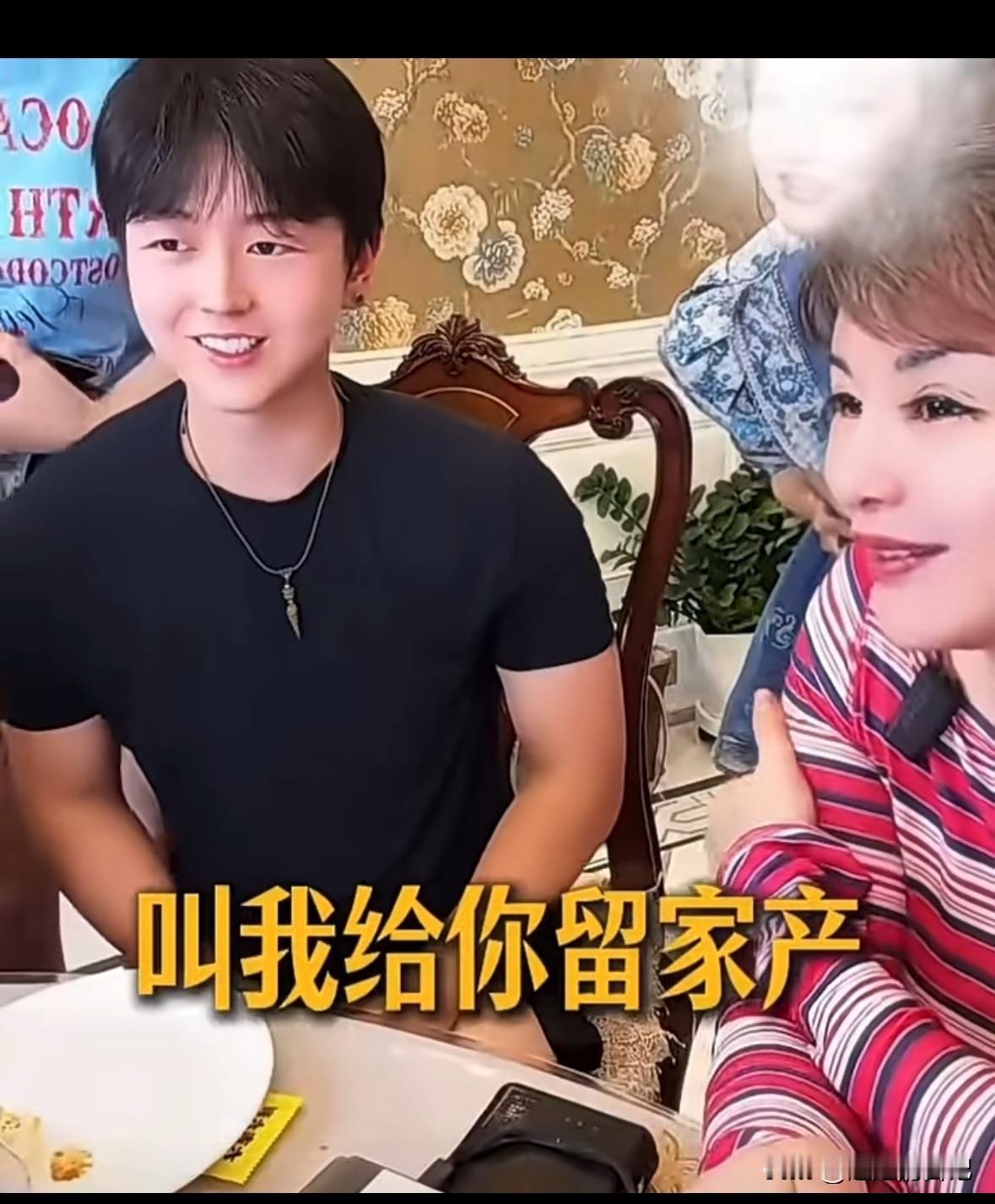 粉丝都劝于文红，“把财产都给大儿子，少给任任花点”。
于文红也多次说过，会让大儿