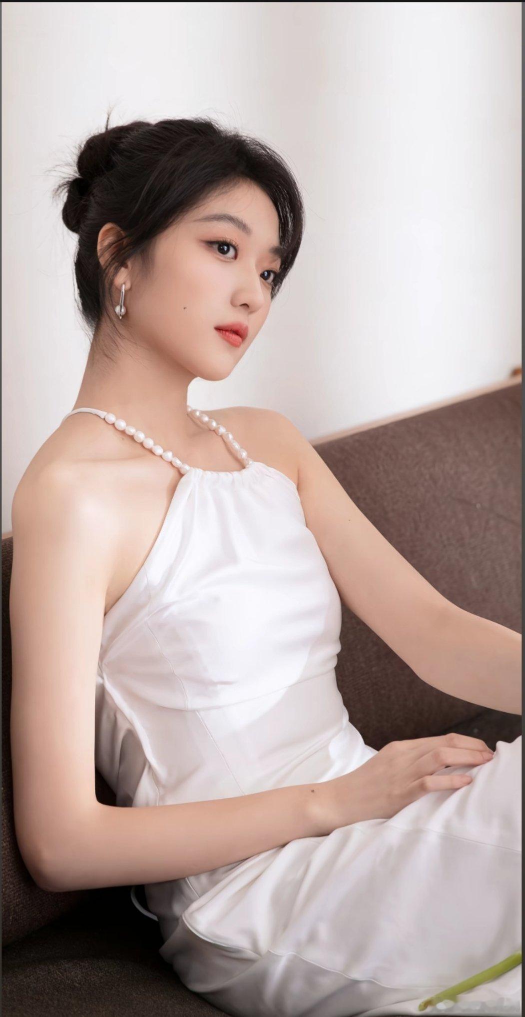 井柏然孙千新剧楼梯间偷吻孙千身上有独一份淡淡的气质，不张扬也不刻意。安静时带着一