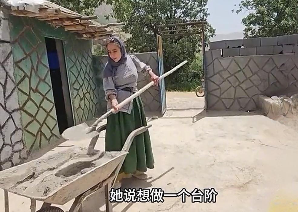 现在玛丽亚姆在家里扮演的是勤劳能干的角色。而达利则是不见踪影。如今达利家的视频里