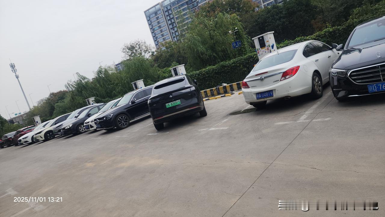 不恶意揣测人家的奇葩停车，
万一是司机送难产的妈妈就医呢，
但这是商场停车场，