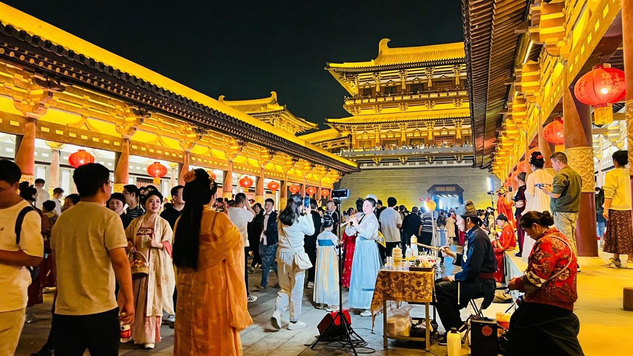 从普通街区到顶流网红：大唐不夜城凭什么让亿万人反复打卡？

新建的大唐不夜城，早