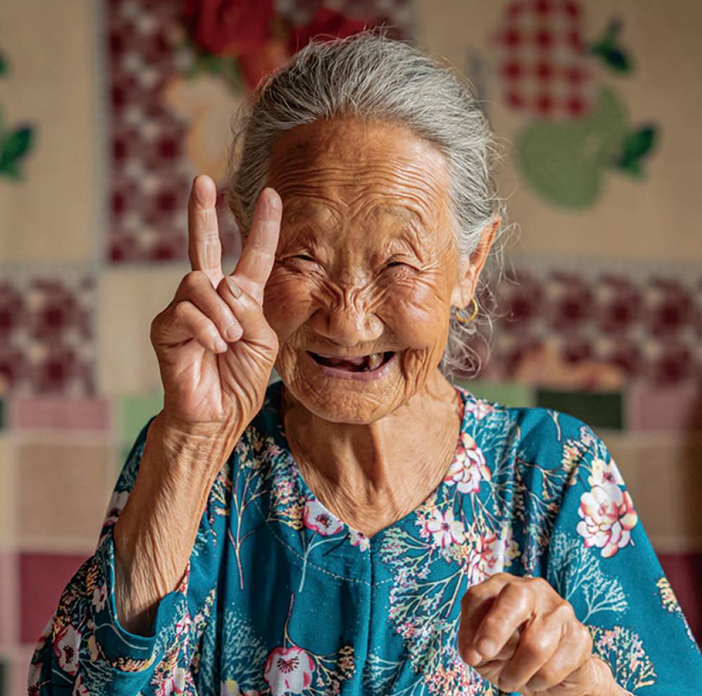 人均预期寿命是经收集各个年份各年龄段人口的死亡数据，计算出每个年龄段的死亡概率，