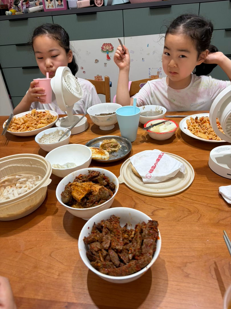 我们在吃午餐，多宝太给力了他的饭太烫了，一会给 