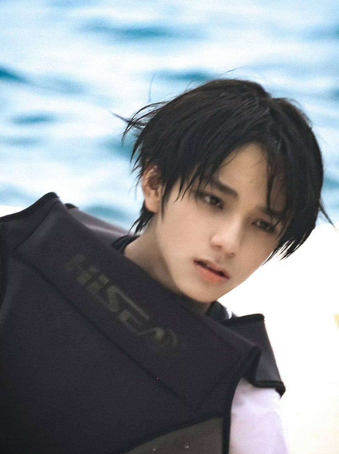 王橹杰湿发王橹杰这波湿发造型直接把“水中男神”和“落水小狗”两种气质焊在身上了，