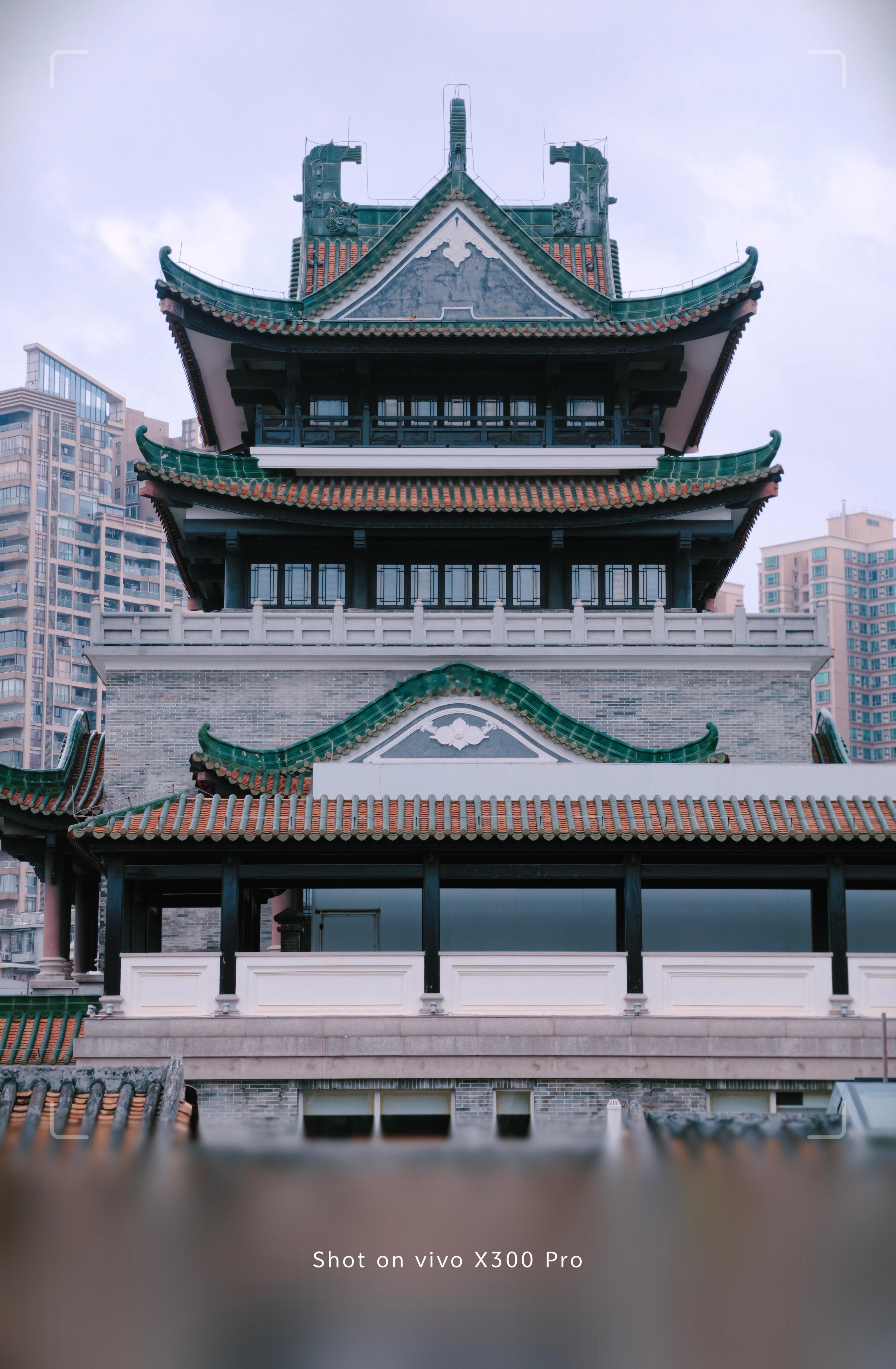 vivo古建与城市的温柔对望飞檐青瓦藏着岭南独有的古韵新楼林立作背景一砖一瓦皆是