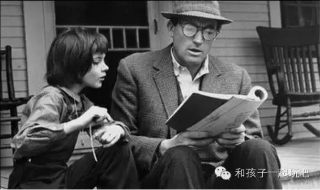 午饭时聊天。小菲姐：你知道《杀死一只知更鸟》讲什么吗？我暑假准备读这本书。我：好