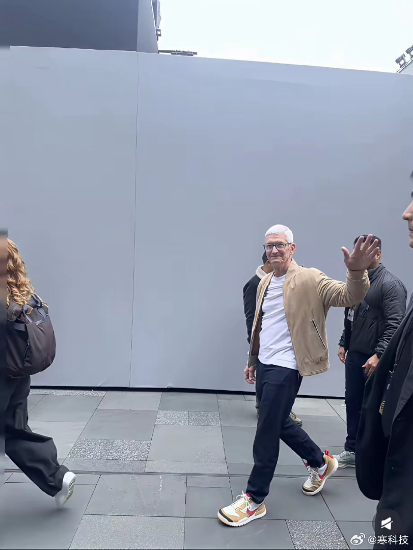 库克现身成都太古里，脚上的鞋子看似普通，实则老牛逼了，要将近8万块。 