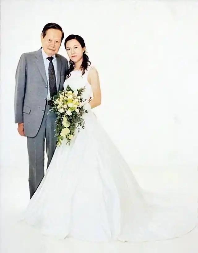 先生溘然长逝，最悲痛的当属翁帆。那个二十八岁春日里毅然走向他的身影，如今已与先生