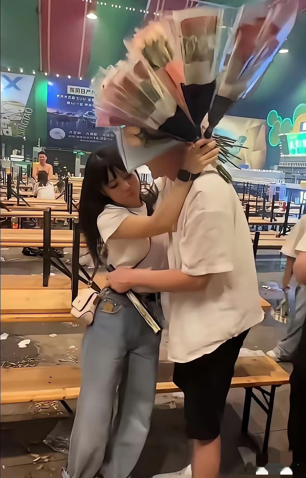 王水牛刚走，德语外教又来：为什么有些女孩就吃洋人这一套？
说真的，王水牛那事儿刚