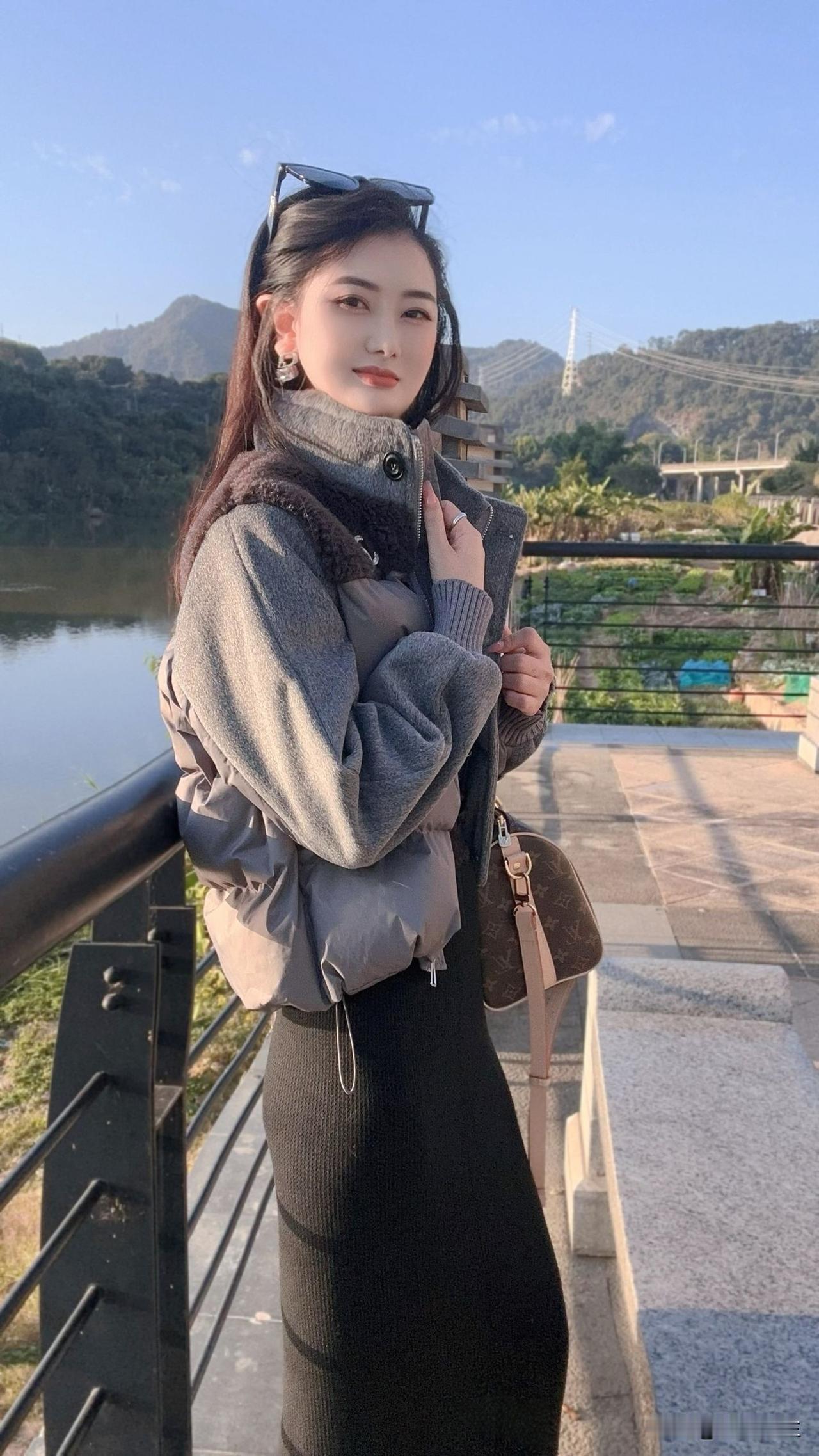 山河远阔，人间烟火，
无一是你，无一不是你；
人来人往 勿失勿忘，心有所期 忙而