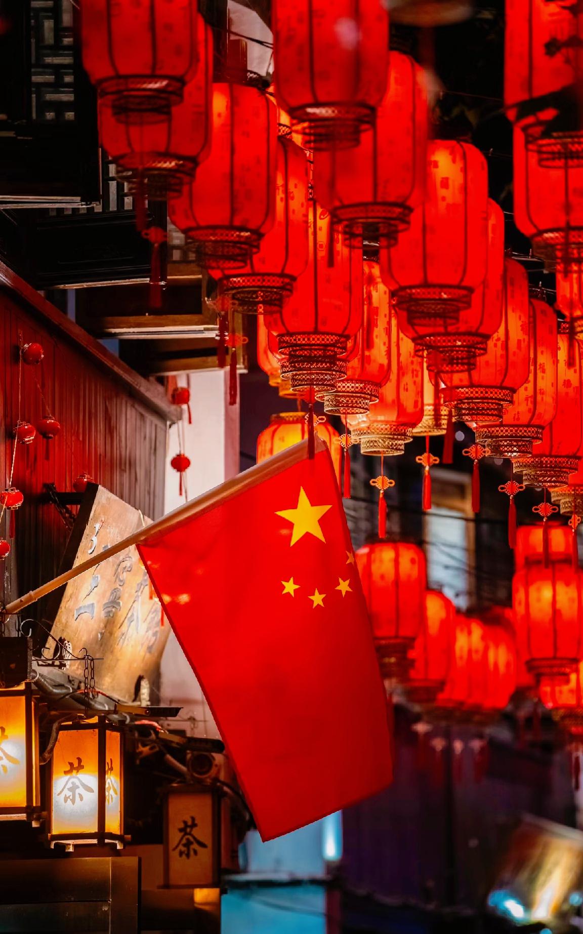 国庆南长街的夜景太美了
国庆的南长街夜色也太会了吧！一踏进去就被惊艳到说不出话，