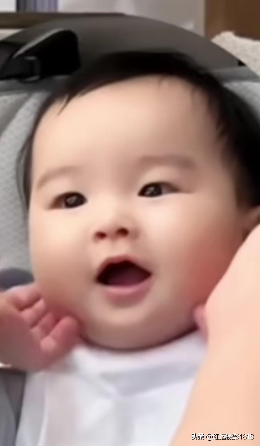 马筱梅说汪宝从出生到现在坐飞机从没有哭闹过，汪吉辰超级省心，憨憨的小模样，真是一