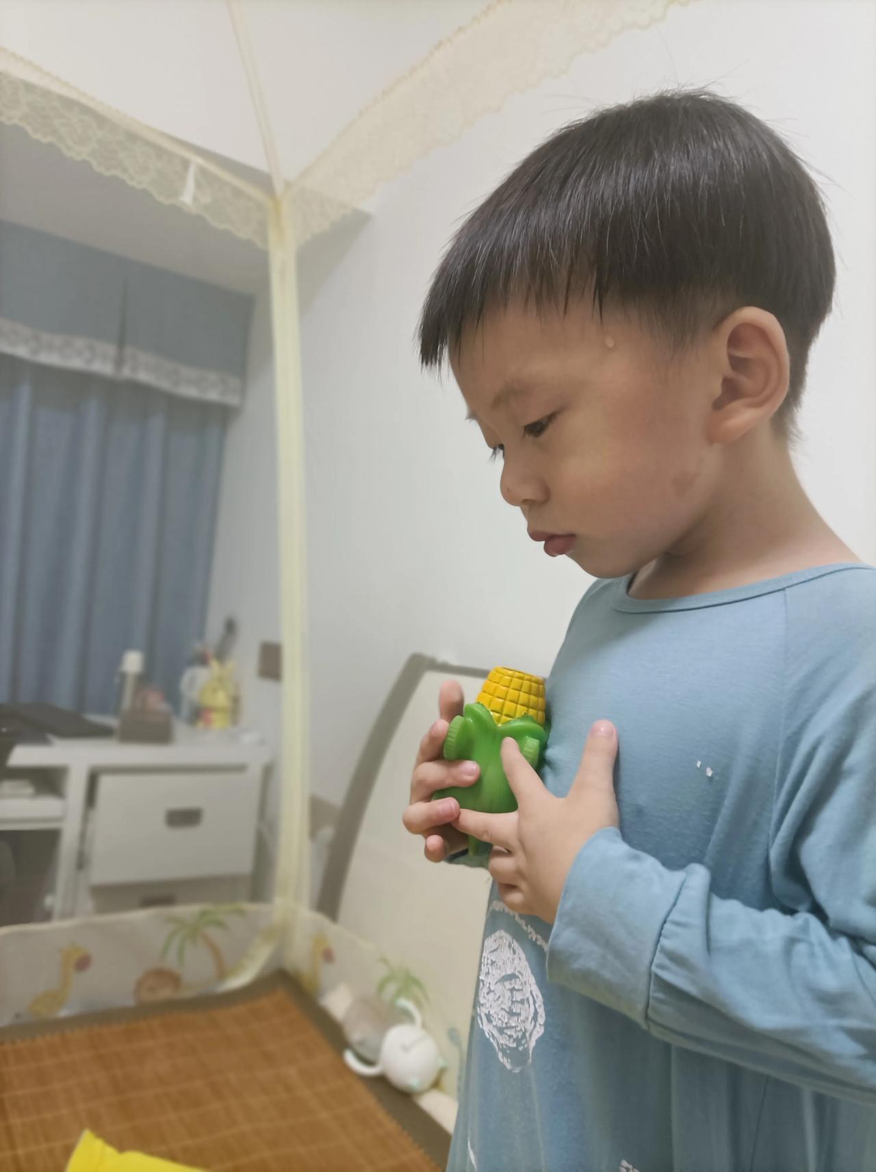 这个虔诚的抱着玉米炮车的小朋友跟我说：妈妈，我爱你！