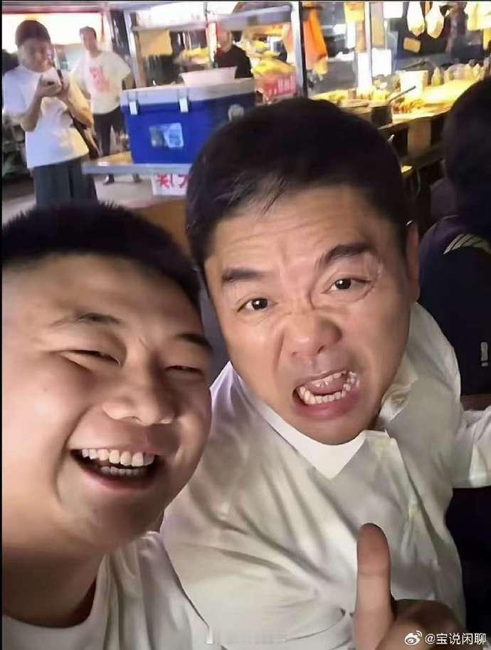 刘强东夜市用塑料碗和乡亲们喝酒 刘强东穿白衬衫，坐塑料凳、用一次性碗跟乡亲喝酒，