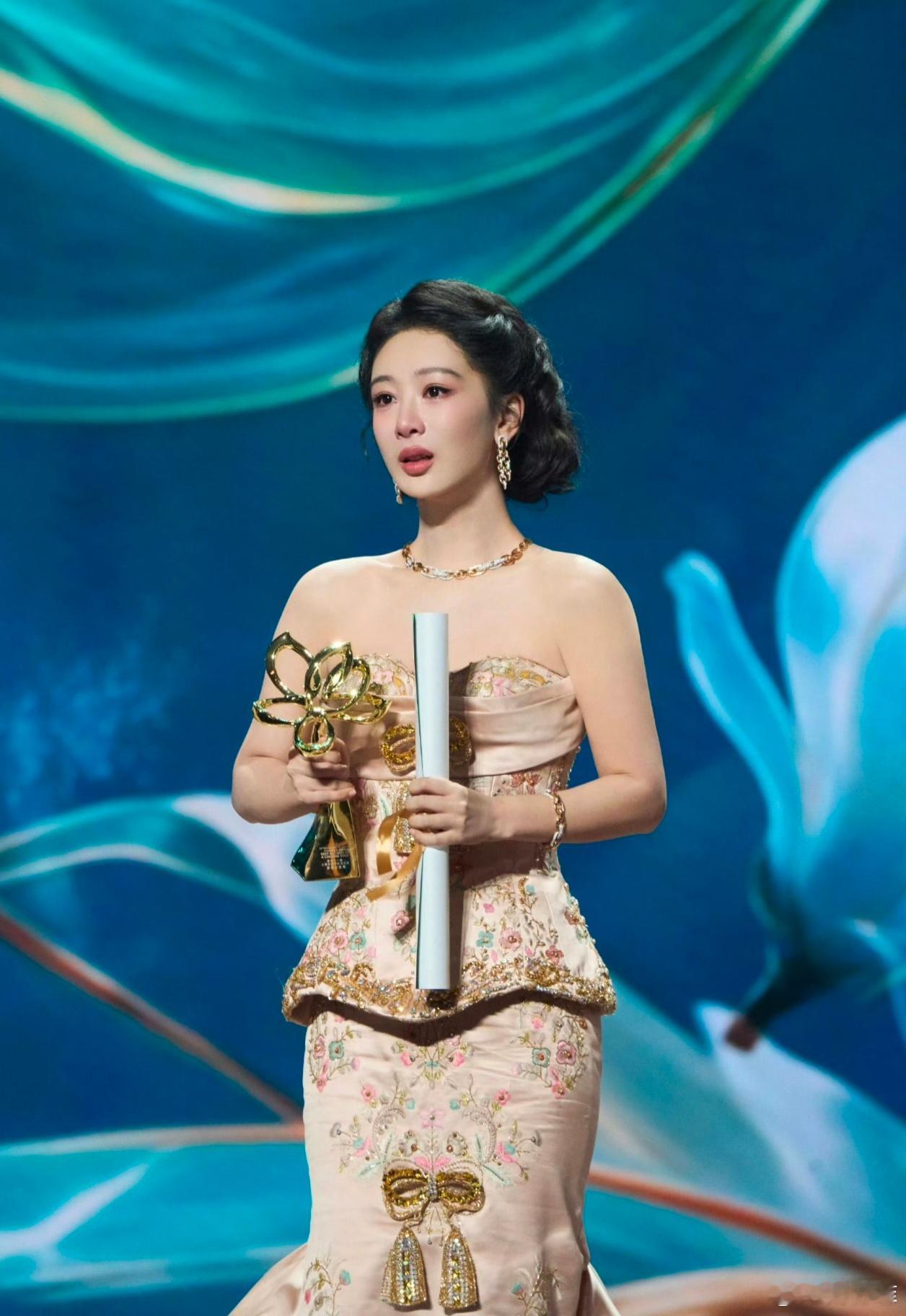 杨紫外网营业被审判七七纪念日外网营业引发巨大争议，一边批评缺少历史敬畏、双重标准