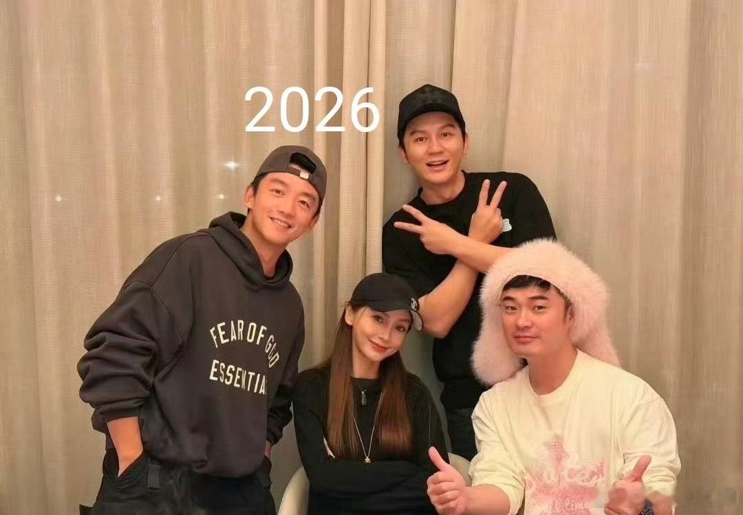 Angelababy郑恺陈赫李晨合影现在才明白初代跑男有多经典，真怀念以前他们吵