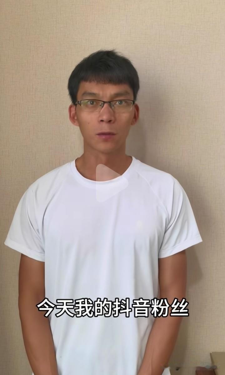 高考复读16次的唐尚珺抖音粉丝正式突破100万了！这对于他本人而言真是个天大的好