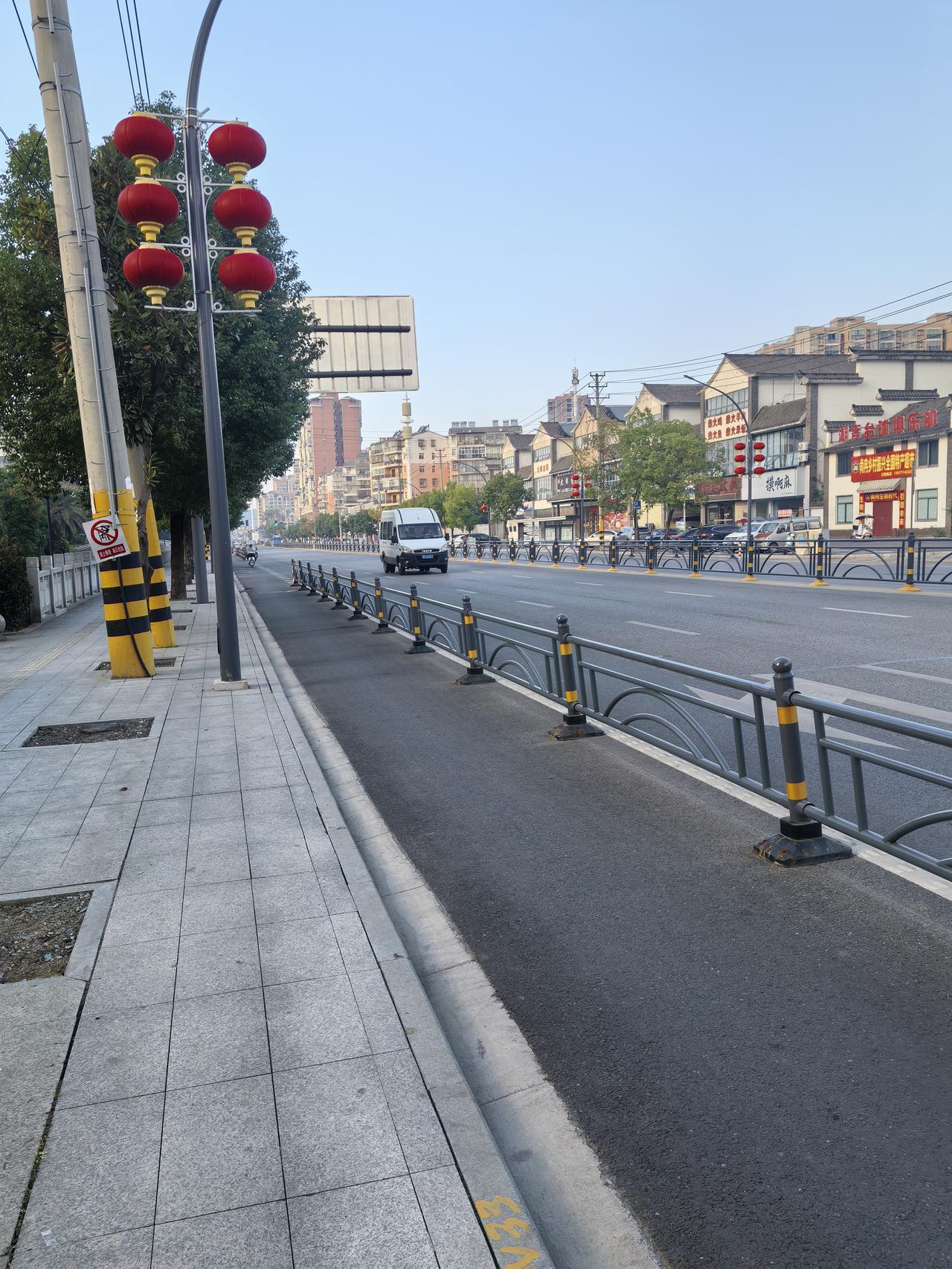 我在头条晒家乡 十月的鄂州街头，那叫一个喜庆。沿桥沿路都挂满了五星红旗，一片耀眼