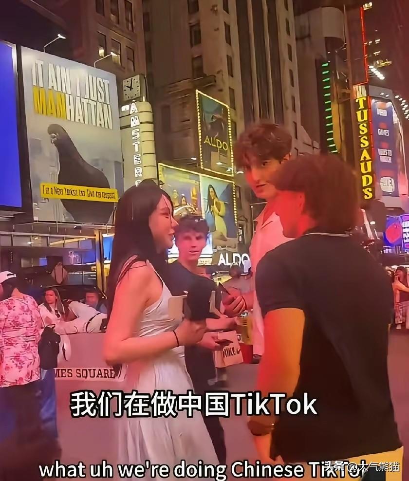 这难道就是生理性喜欢？
街头采访变当众亲吻，这事让人看着就犯迷糊！
最近看到一段