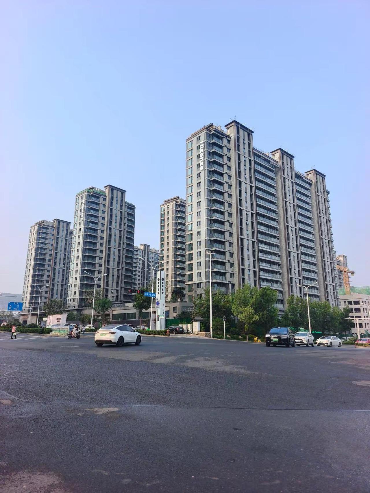 长岭山海信君安外立面基本完工，照目前进度，年底如期交付问题不大，海信君安靠品质和