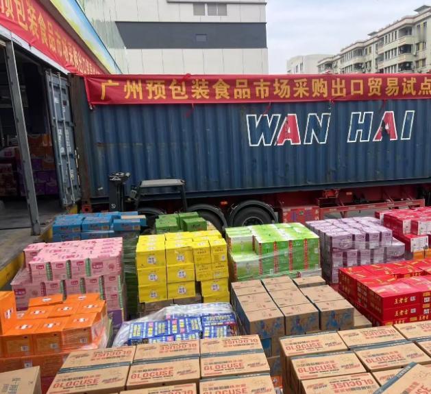 中国的贸易顺差已然接近 1 万亿美元，但外贸企业却一批又一批地倒闭。这么说吧，大