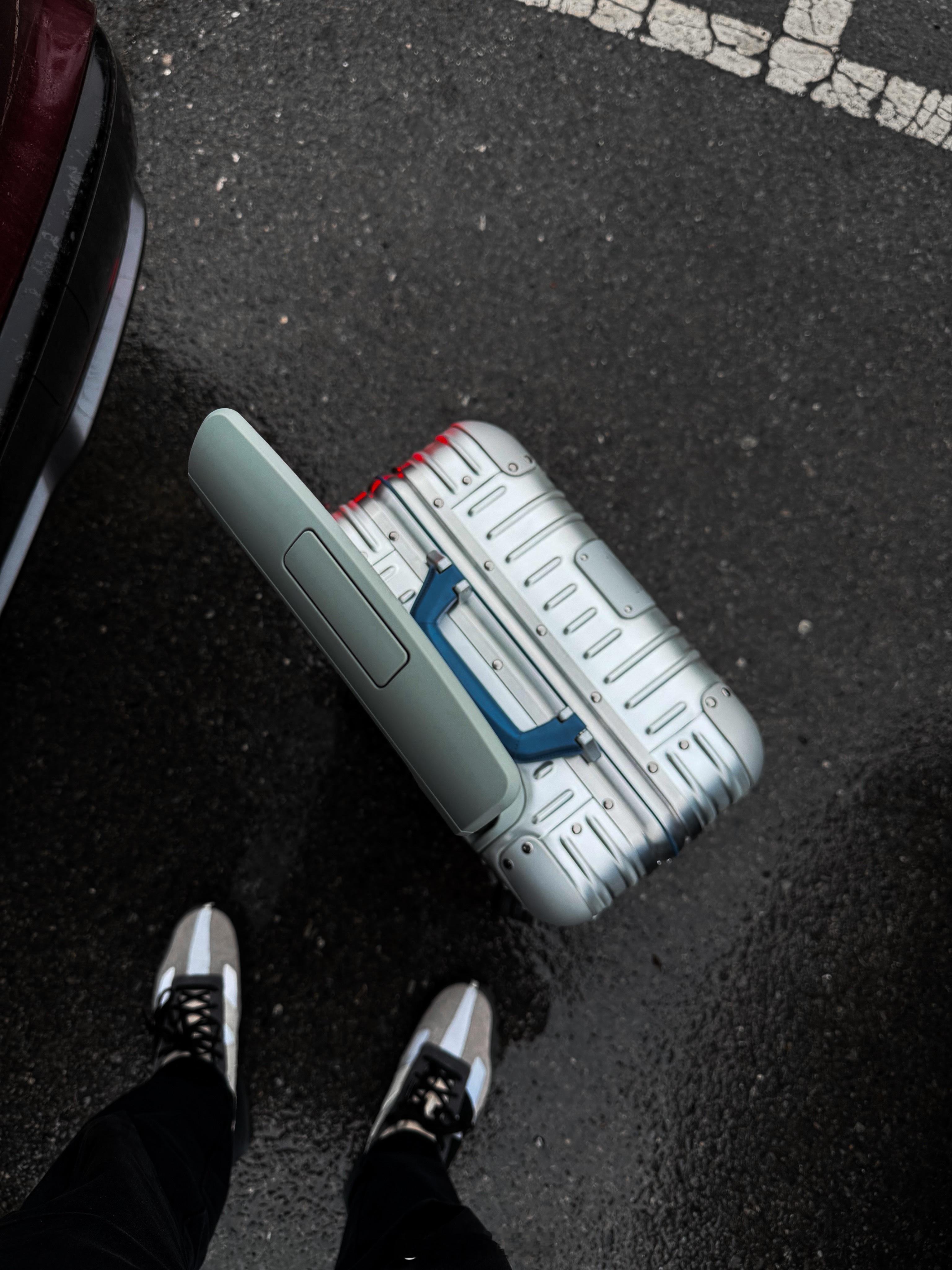 到杭州了，酒店房间里竟然有胶片机这还挺出乎意料，准备出发去蔚来ES9发布会了 