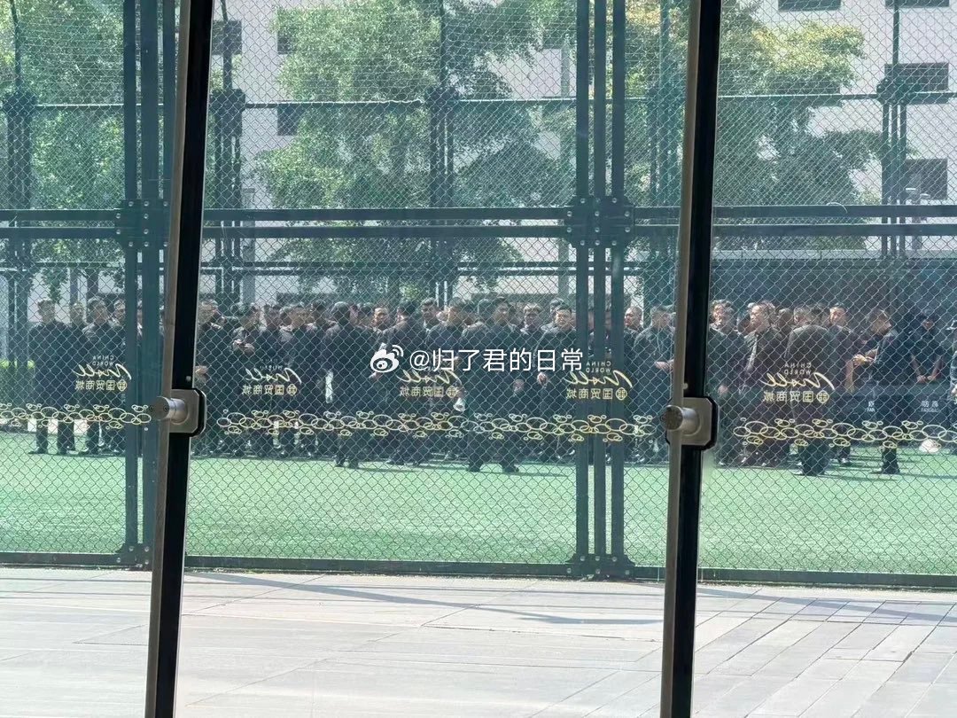 据小伙伴们称，Jisoo x Salomon活动有大约200名保安。 