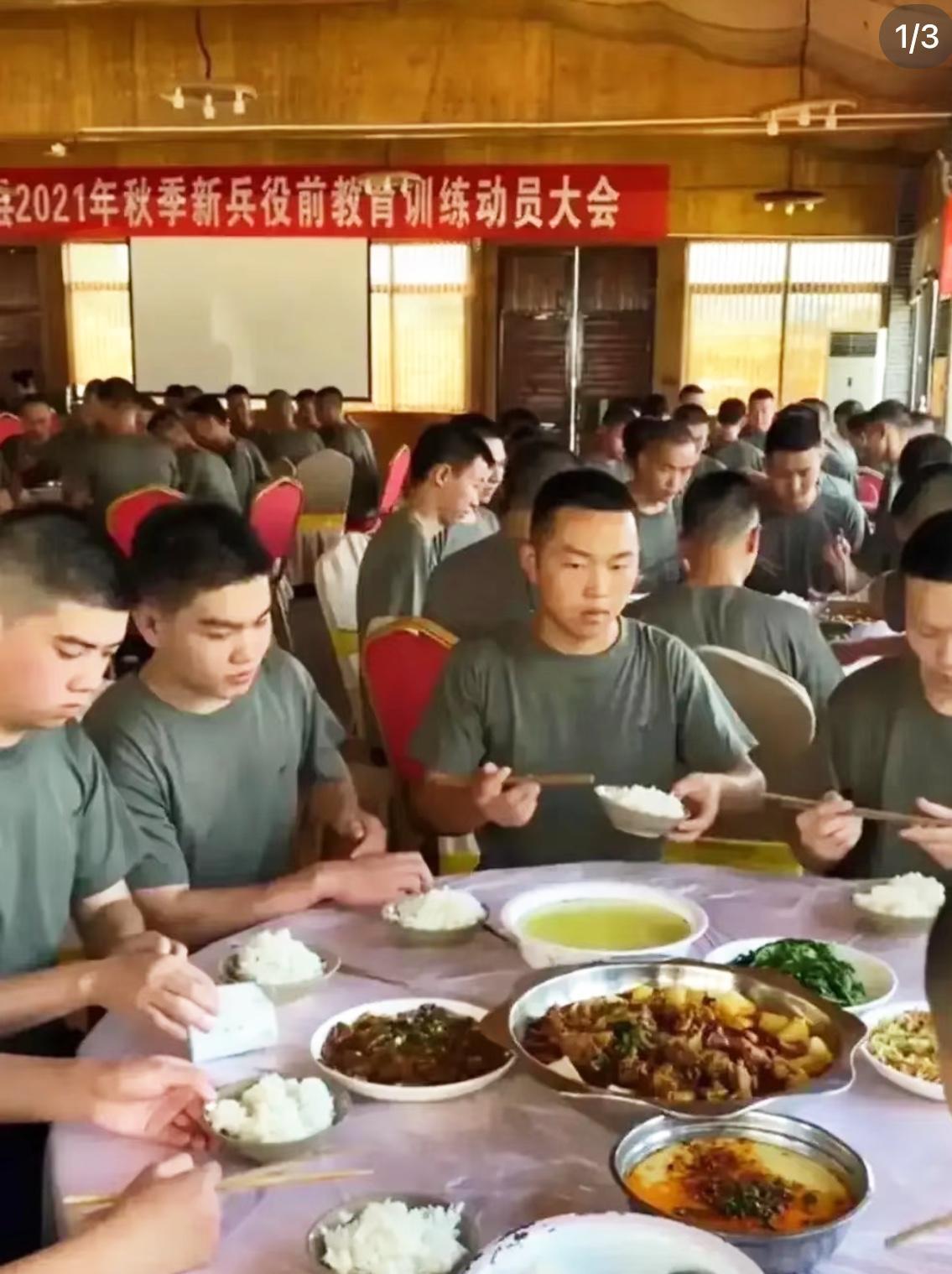 听着听着眼泪掉下来了！
这位军人战士说：你知道部队的床单为什么是白色的吗？因为活