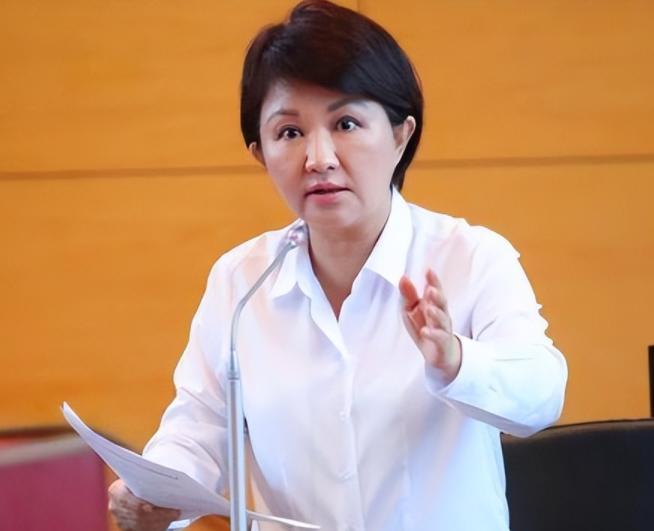 卢秀燕正式表态。台中市长卢秀燕，这回把话挑明了。她说，她支持国民党主席郑丽文去大