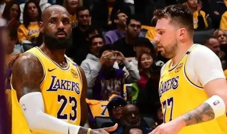 做老大东子还欠火候
上一场东契奇狂砍42分，湖人被国王打爆，今天老詹31+9+1