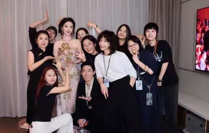 杨紫一场白玉兰庆功宴，暴露了圈内“顶级人脉”！封后不是没道理 