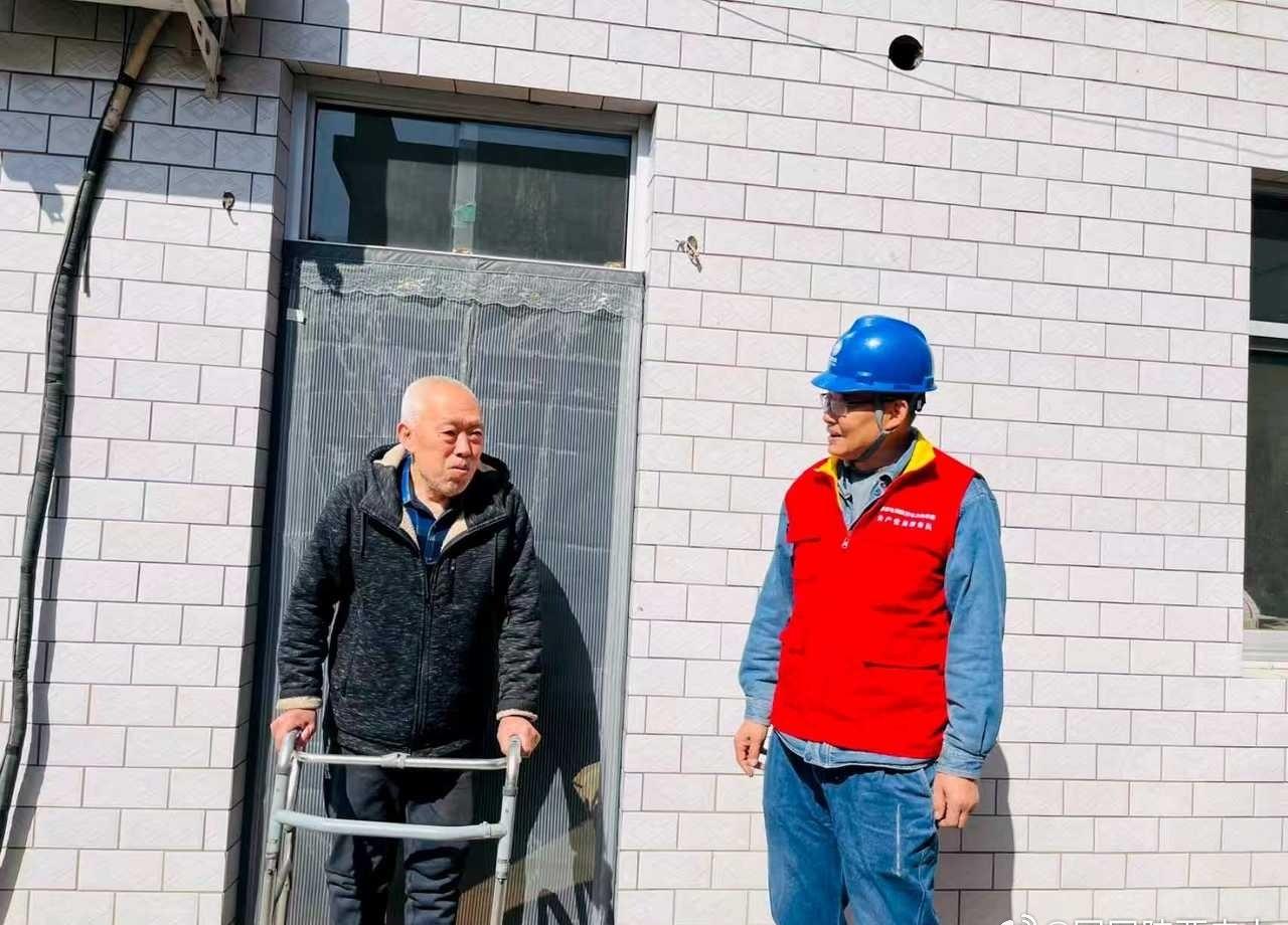 电力服务入“空巢”】近期气温忽冷忽热，暖气已停，用电负荷攀升。为确保独居老人用电