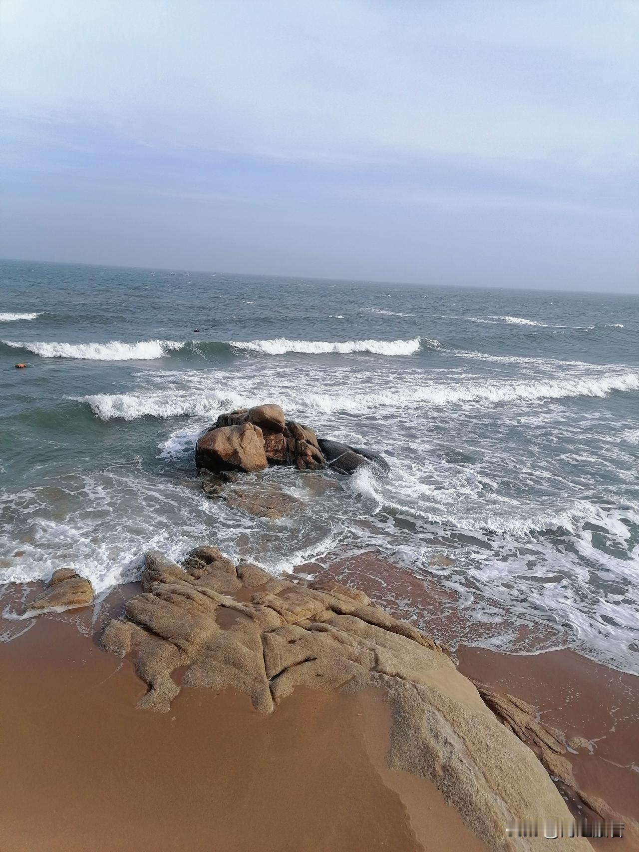风吹大海千层浪，脚踩沙滩万点坑 。这沙子又细又软，为了捡个贝壳，鞋还是湿了。
大