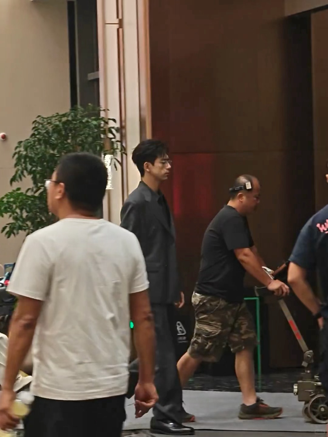 总裁孟弗渊走路好有气场李现孟弗渊