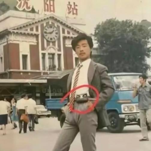 上世纪腰挂的小盒子，是传呼机的伴侣，也是身份的勋章。
如今，它在Z世代的潮包里重