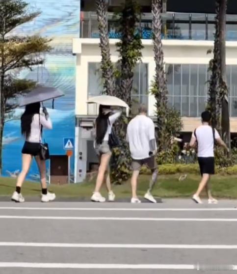 小S一家新加坡旅行，许雅钧和小S晒夫妻合照，穿情侣鞋互动显恩爱 ​​​