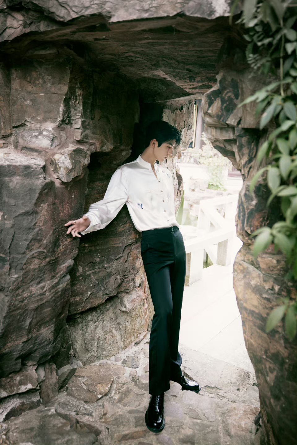 #张凌赫园色藏古韵#张凌赫新中式好高级， 竹影绕曲径，园色藏古韵。真的很帅气[6