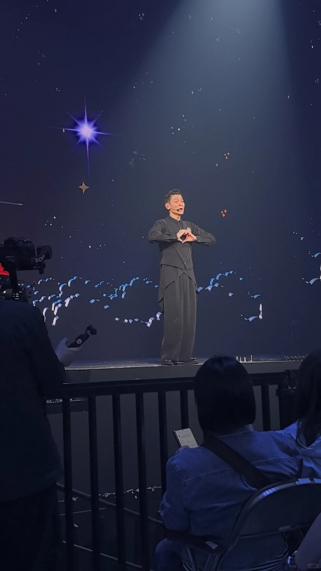 贾玲在刘德华演唱会跨年 新年快乐！！恭喜发财！！第四排果然不一样！随手照都是靓照
