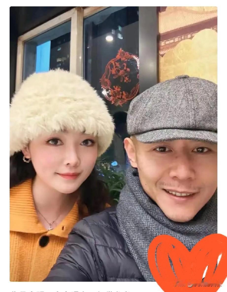 18岁年龄差，六年前一颗糖，六年后一枚糖纸戒指。
大冰的新女友，从“灵魂信徒”变