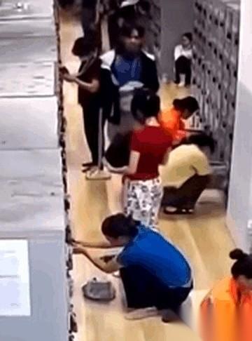 光天化日，人来人往。
一个刚下班的姑娘，他从背后一把就抱了上去。
我每次看到这种