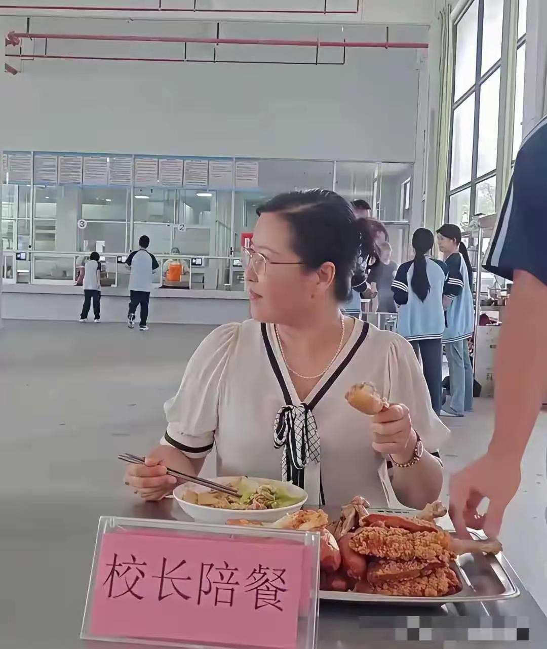 这个校长，你被人坑了，这种照片被传到网上，看看你所谓的陪餐，成了形式主义的代表！