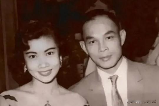 1954年，31岁的霍英东遇到16岁的冯坚妮，俩人一见钟情，却遭到霍母的极力反对
