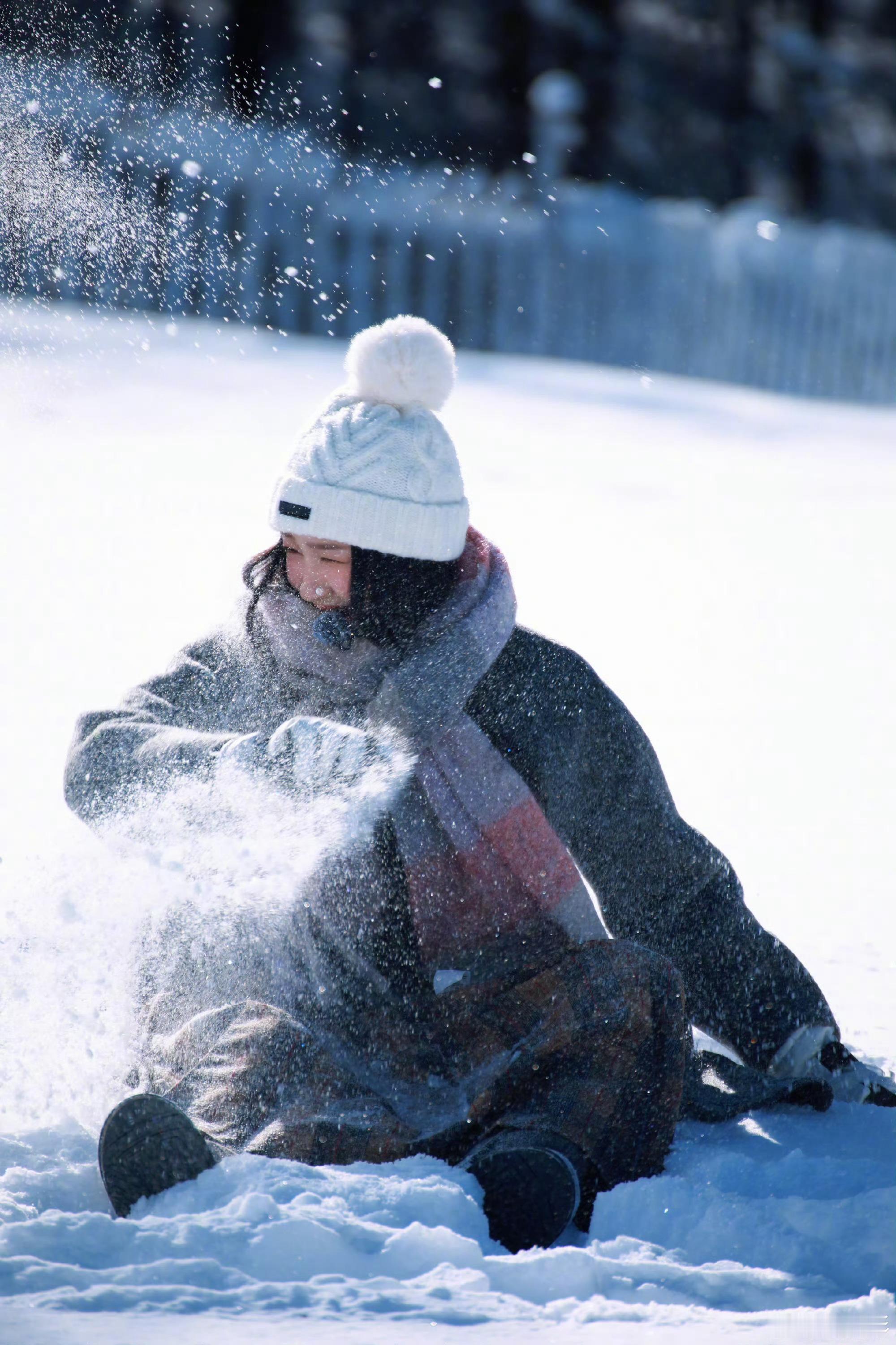 关晓彤雪地撒个欢儿  关晓彤雪地撒欢plog 关晓彤雪地撒个欢儿，好有生命力，冬