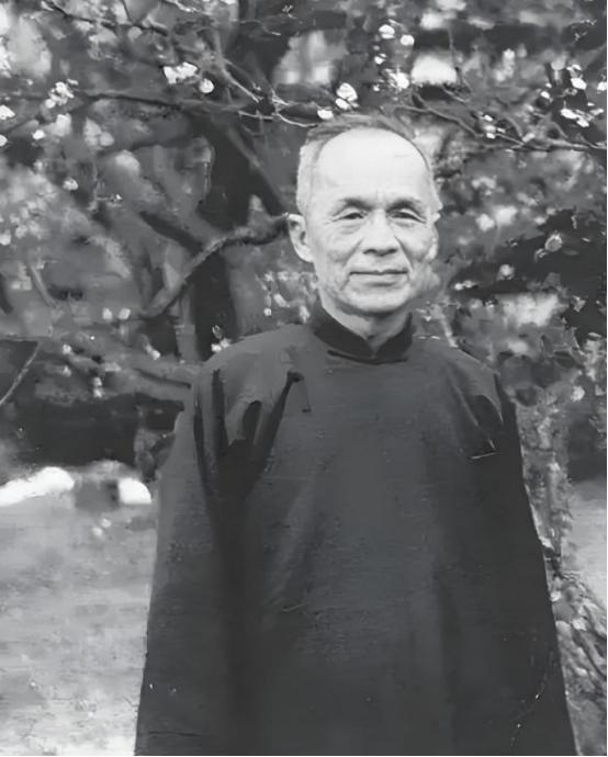 1942年春，青帮头目吴四宝被日本人毒死，他的老婆佘爱珍哭得死去活来。没想到早就