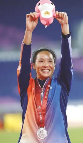 没想到韦永丽还在跑100米，更让人没想到的是这次全运会她还获得了银牌，要知道她已